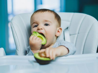 Βρεφική διατροφή: Πώς θα φτιάξετε πουρέ αβοκάντο για τα μωρά σας