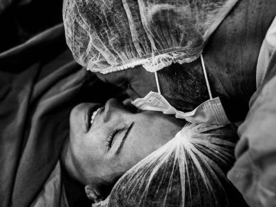 Μπαμπάδες στο δωμάτιο τοκετού – Oι ασπρόμαυρες φωτογραφίες της βραβευμένης Barbara Aviz