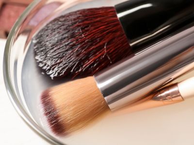 Tips για μαμάδες: To λάθος που κάνετε όταν πλένετε τα πινέλα μακιγιάζ
