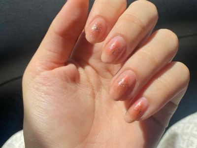 Blush nails: Το νέο trend στα νύχια θα το πετύχεις με λίγο ρουζ