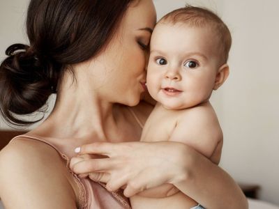 Με ποιον τρόπο συμβάλλουν οι αγκαλιές στη νοητική ανάπτυξη των παιδιών