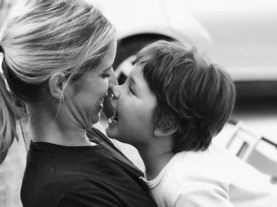 Οι μαμάδες πρέπει να κάνουμε ένα βήμα πίσω για να κάνουν τα παιδιά ένα βήμα μπροστά