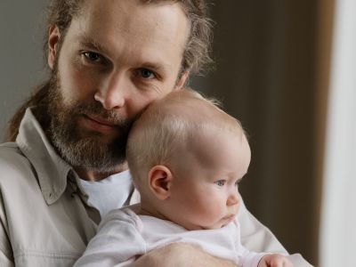 Γιατί πολλοί μπαμπάδες δυσκολεύονται να εκφράσουν τα συναισθήματά τους