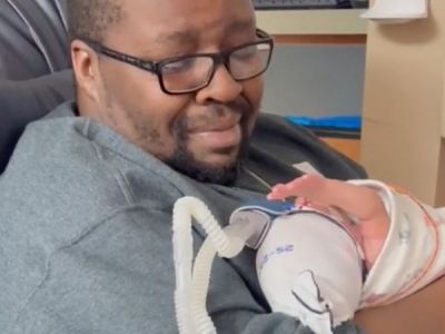 Μπαμπάς τραγουδάει στο πρόωρο μωρό του στο μαιευτήριο και γίνεται viral