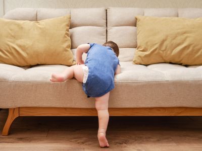 Γιατί το νήπιο θέλει να σκαρφαλώνει παντού;