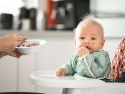 Βρεφική διατροφή: Τροφές που δεν κάνει να τρώνε τα μωρά μικρότερα του ενός έτους