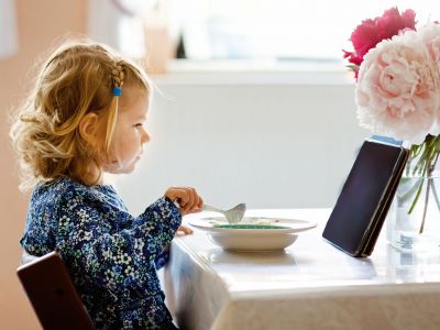 Όταν το παιδί τρώει μόνο μπροστά από οθόνη – Ποιες είναι οι επιπτώσεις