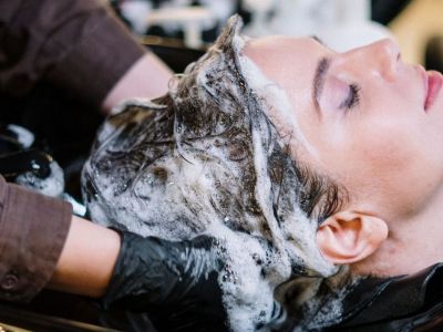 Πρέπει τελικά να λούζεσαι πριν το κούρεμα; Εξαρτάται