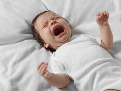 Γιατί τινάζεται το μωρό στον ύπνο του;