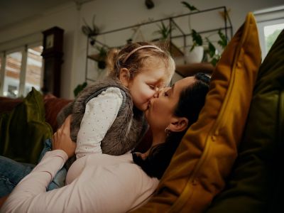 Η μαμά είναι το πρώτο χάδι, εκείνη που σε βλέπει να πονάς, που ακουμπά ένα φιλί στα μαλλιά σου