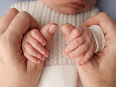 Πότε αρχίζουν τα μωρά να πιάνουν πράγματα;