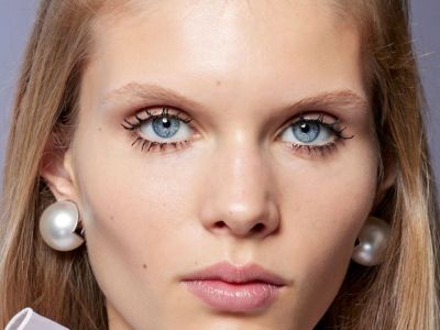 Η τεχνική με τη μάσκαρα για βλεφαρίδες με όγκο στη στιγμή