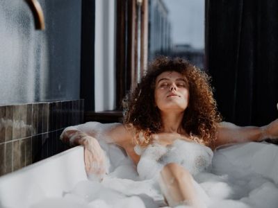 10 λουλουδάτα αφρόλουτρα για να μυρίσει άνοιξη το μπάνιο