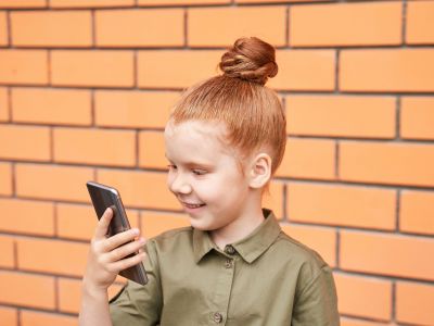 Η κόρη μου είναι 10 στην ηλικία που τα παιδιά αποκτούν το πρώτο τους κινητό