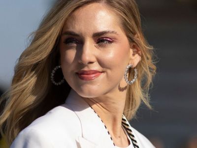 Ούτε η λακ, ούτε το ψαλίδι: Το «κλειδί» για να κρατήσουν περισσότερο οι μπούκλες βρίσκεται αλλού