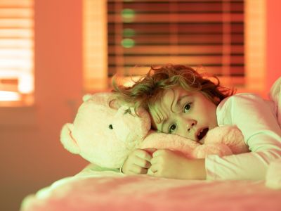 Πώς θα βοηθήσετε το παιδί να ξεπεράσει τον φόβο του για το σκοτάδι;