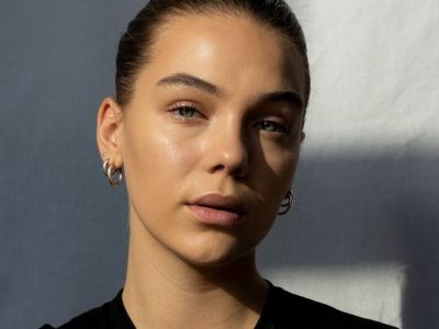 4 tips για να μειώσεις το πρήξιμο στο πρόσωπο μετά το Πάσχα