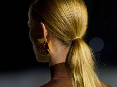 Πώς θα φτιάξεις αλογοουρά κομμωτηρίου με ένα πινέλο μακιγιάζ