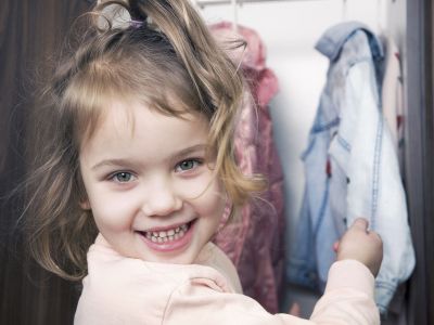 Tips για να ντυθούν τα παιδιά μόνα τους από μια δασκάλα montessori