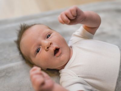 Γιατί τα μωρά σφίγγουν τις γροθιές τους;