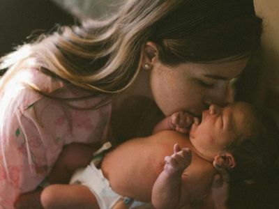 Κανείς δεν σου λέει πόσο θα σου λείψει το πρώτο διάστημα με το νεογέννητο