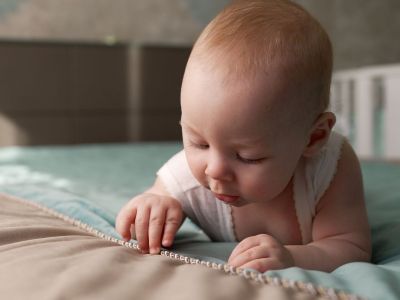 Επτά μηνών μωρό: Ανάπτυξη, διατροφή και ύπνος