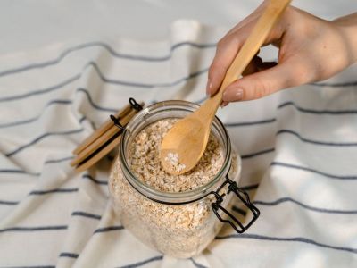 DIY time! Σου έχει περισσέψει βρόμη από το πρωινό; Φτιάξε ένα γρήγορο scrub για απολέπιση προσώπου