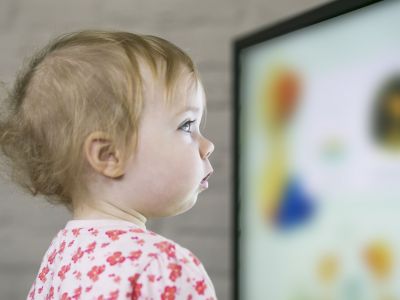 Πώς επηρεάζει η τηλεόραση τις γλωσσικές δεξιότητες των μωρών