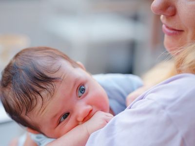 Γιατί το μωρό είναι ανήσυχο όταν θηλάζει;