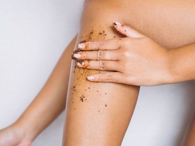 8 scrubs σώματος για τέλεια πόδια στην παραλία