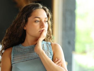 Καφέ κολπικές εκκρίσεις πριν και μετά την περίοδο: Τι πρέπει να γνωρίζετε