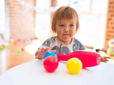 Γιατί τα νήπια πετάνε πράγματα κάτω;