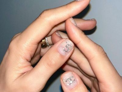 Logo nails! Η νέα τάση που χαρίζει μία δόση πολυτέλειας