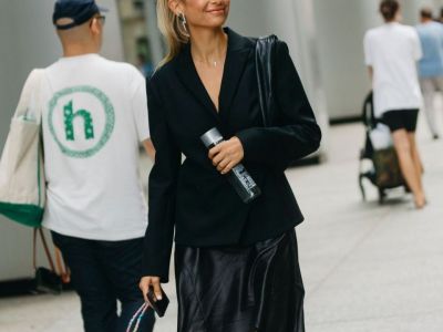 Όλοι οι τρόποι να συνδυάσεις σωστά τη μαύρη σατέν φούστα το καλοκαίρι