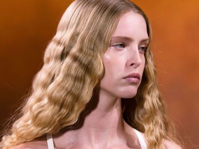 Θέλεις τέλεια beachy μαλλιά; 5 spray με αλάτι για να τα πετύχεις χωρίς να βρίσκεσαι στη θάλασσα