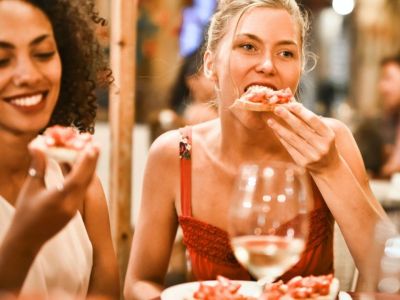 Αυτή είναι η κυριότερη αιτία για αυτά που «κολλάμε» στα εστιατόρια