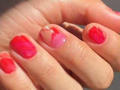 Έχεις βάψει ποτέ τα νύχια με νερό; Τα water marble nails είναι το νέο trend του καλοκαιριού