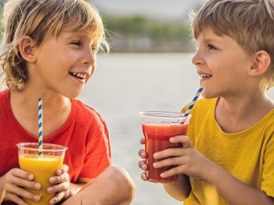 Tέσσερα σούπερ θρεπτικά και δροσιστικά smoothies για παιδιά
