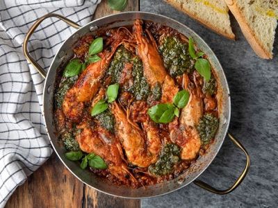 Γαρίδες σαγανάκι με πέστο βασιλικού - Αξίζει να δοκιμάσετε αυτή τη συνταγή