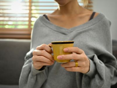 Κάνει να πίνεις καφέ όταν προσπαθείς να συλλάβεις; Τι δείχνουν οι έρευνες