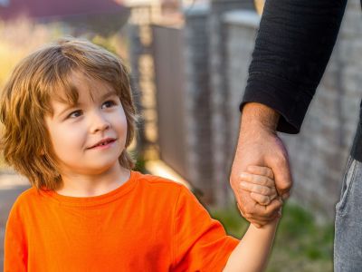 «Μη μιλάς σε αγνώστους» - Πώς προειδοποιούμε τα παιδιά για ανθρώπους που δεν γνωρίζουν