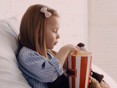 Ζητάει το παιδί σας ποπ κορν; Γιατί δεν πρέπει να το ψήσετε στα μικροκύματα