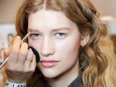 8 αδιάβροχα προϊόντα που θα κάνουν τα φρύδια σου να φαίνονται γεμάτα και μετά τη βουτιά στη θάλασσα