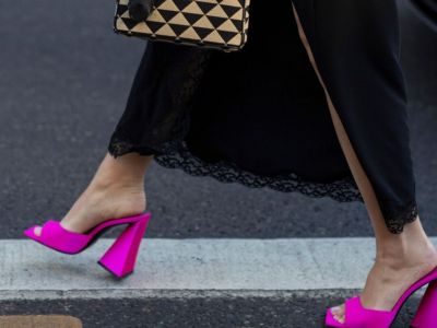 Βρες τα φούξια πέδιλα για να να υιοθετήσεις πανεύκολα το Barbiecore