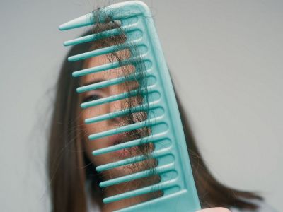 Τριχόπτωση: Οι αιτίες και οι βιταμίνες που την προλαμβάνουν