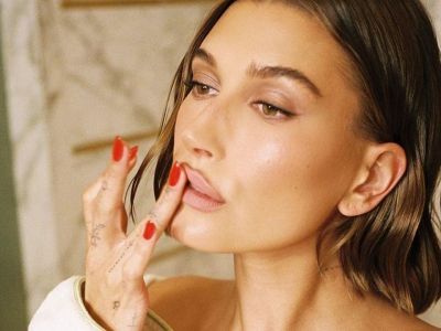 Το «strawberry makeup» είναι η νέα τάση του TikTok που υπόσχεται ένα άκρως καλοκαιρινό αποτέλεσμα