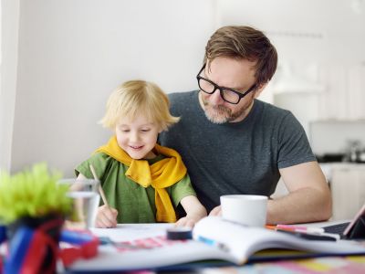 Έρευνα: Πώς η σχέση μπαμπά - παιδιού επηρεάζει τις σχολικές επιδόσεις