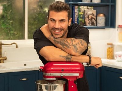 Διαλέξαμε 5 αγαπημένες μας συνταγές του Άκη Πετρετζίκη για το κυριακάτικο τραπέζι