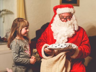Η εποχή που οι γονείς εκβιάζουν τα παιδιά τους με τον Άγιο Βασίλη