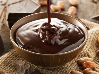 Η συνταγή για να φτιάξετε νόστιμο σιρόπι σοκολάτας για τα γλυκά